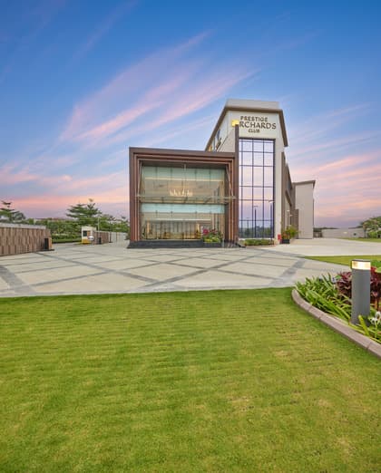 Orchards clubhouse and lawn at dusk