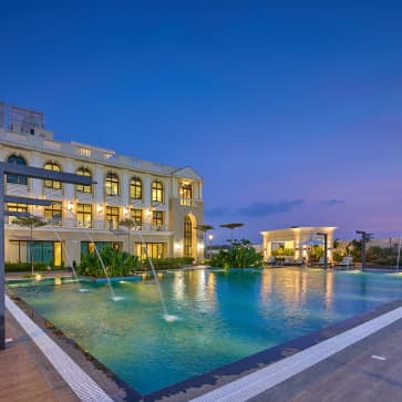 The outdoor pool at Park Drive